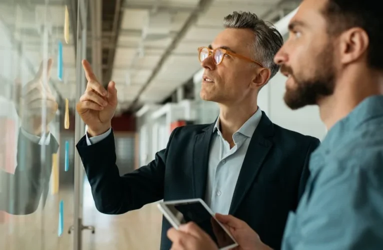 Vender en 2025 no es convencer, es ayudar a decidir: Metodologías de venta en un entorno hiperconectado, asistido por IA y orientado al valor